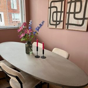 betonlook eettafel ovaal met matrix poot