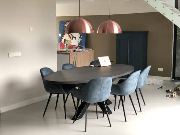 betonlook eettafel ovaal met matrix poot