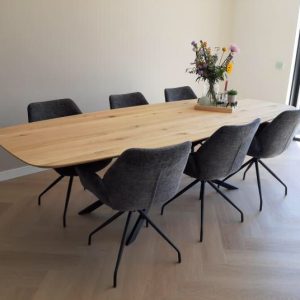 Eiken eettafel deens ovaal met dun stalen mikado poot Eiken eettafel deens ovaal met dun stalen mikado poot