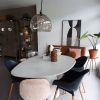 Organische betonlook tafel rond pebble vorm met ronde poot