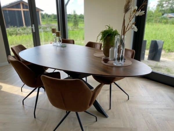 Massief Notenhouten kiezelvorm tafel met middenpoot matrix van zwart staal