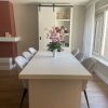 Eettafel betonlook beton cire tafel lichte kleur blad met betonlook poot