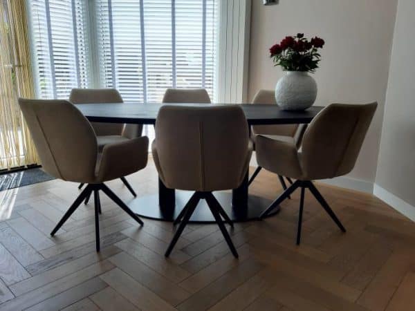 Ovale betonlook tafel met stalen middenpoot ovale voetplaat