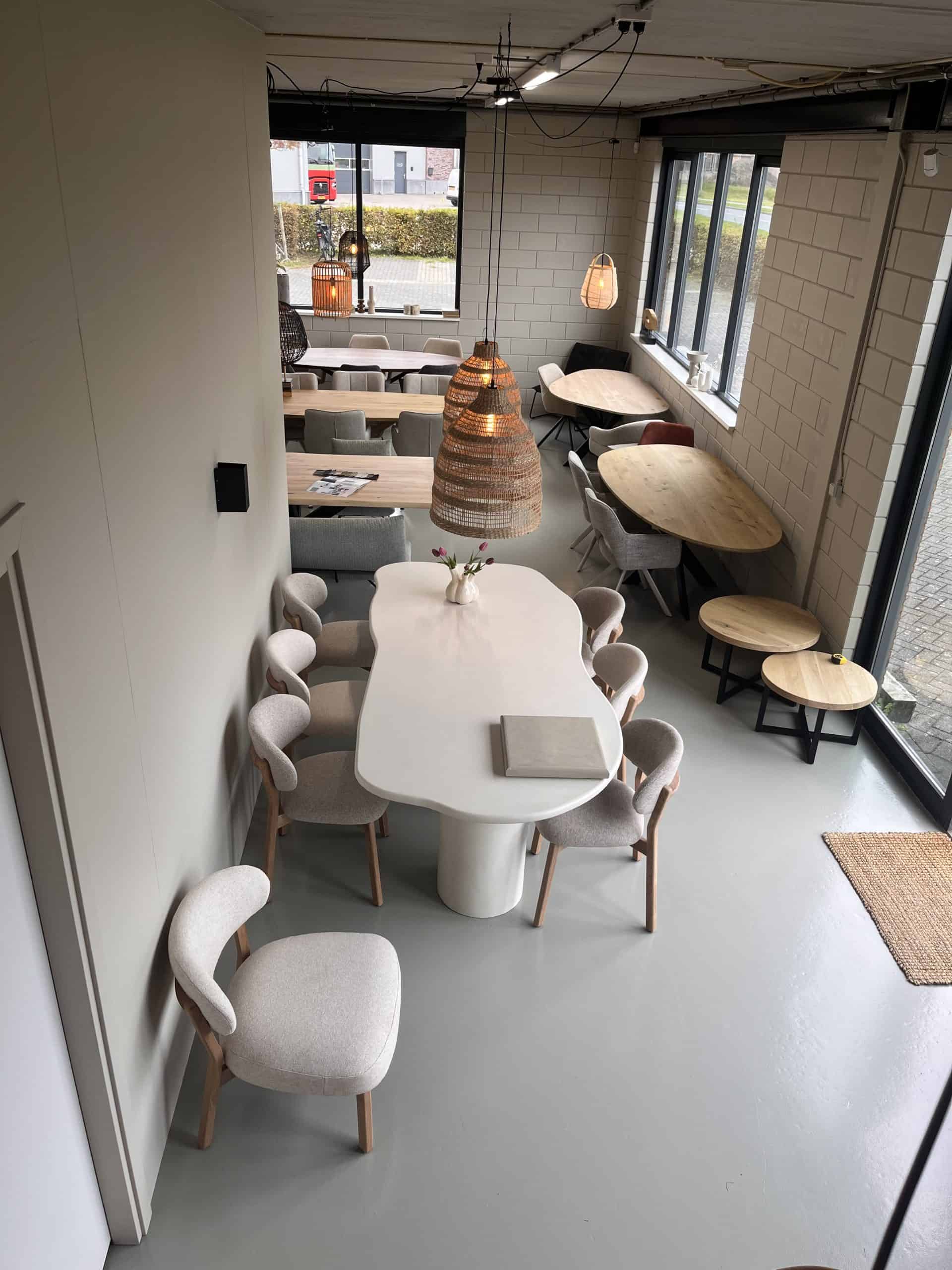 Betonlook Mortex Eettafel Cloud + 2 Ronde Poten