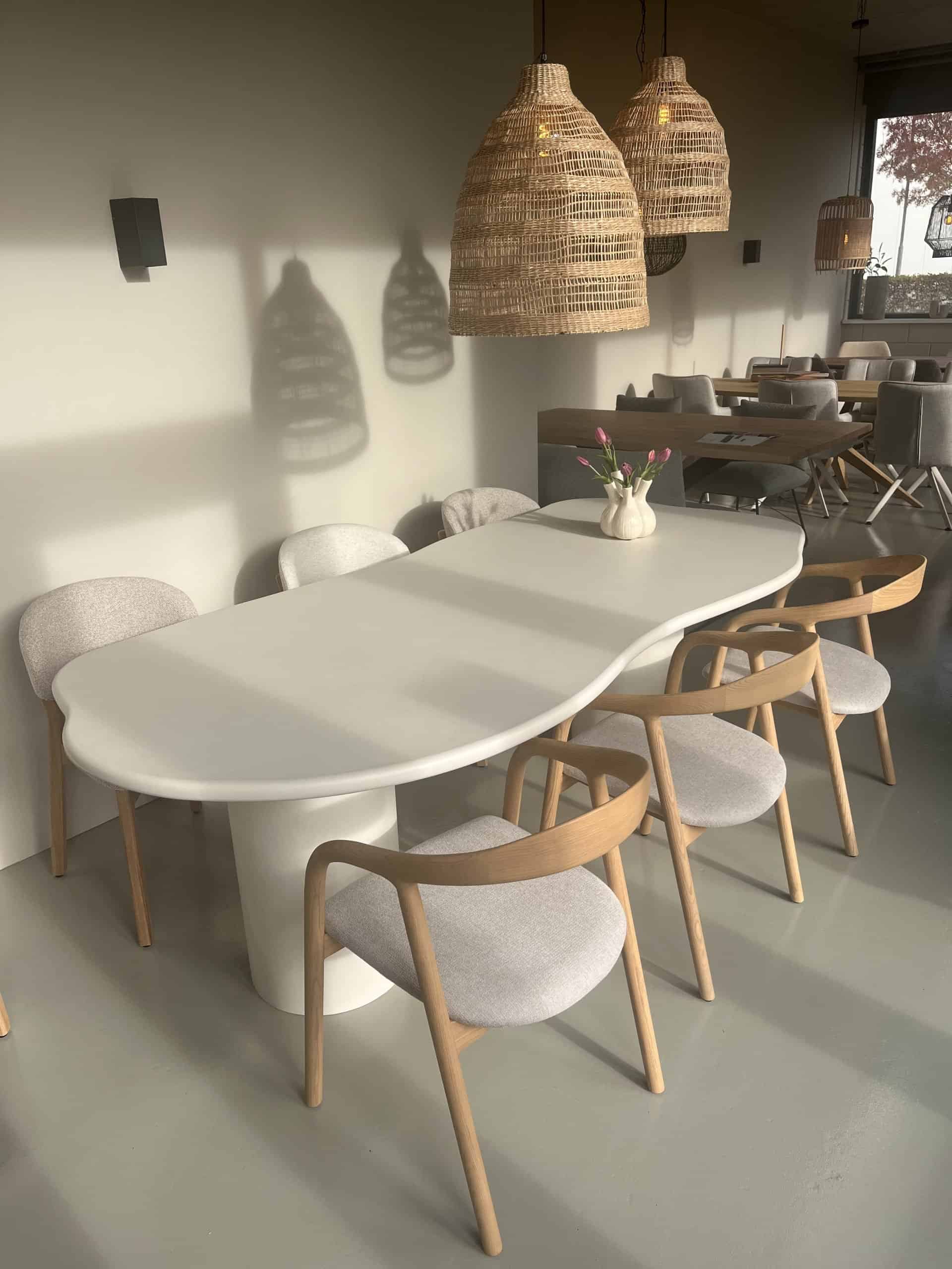 Betonlook Mortex Eettafel Cloud + 2 Ronde Poten