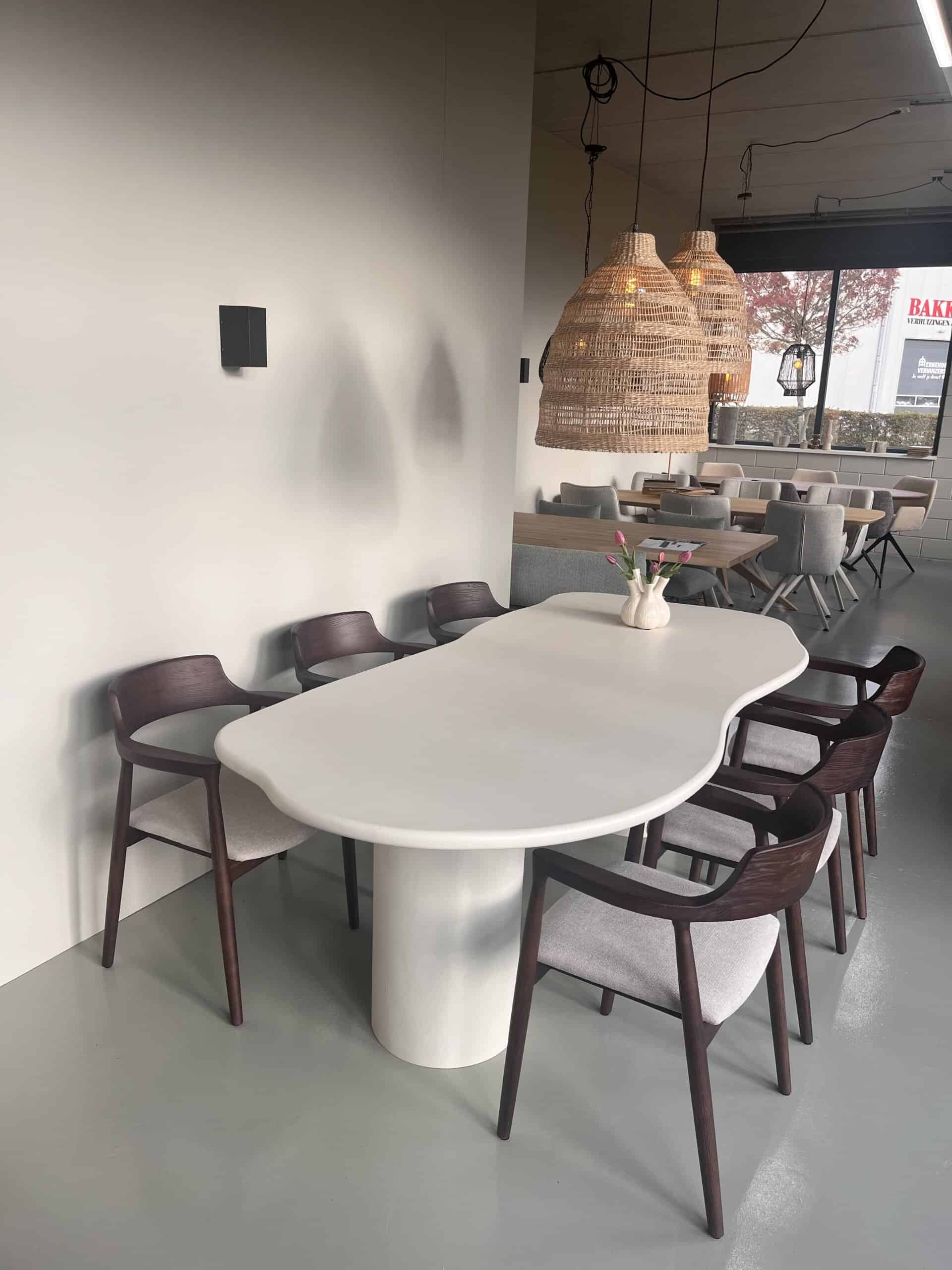 Betonlook Mortex Eettafel Cloud + 2 Ronde Poten