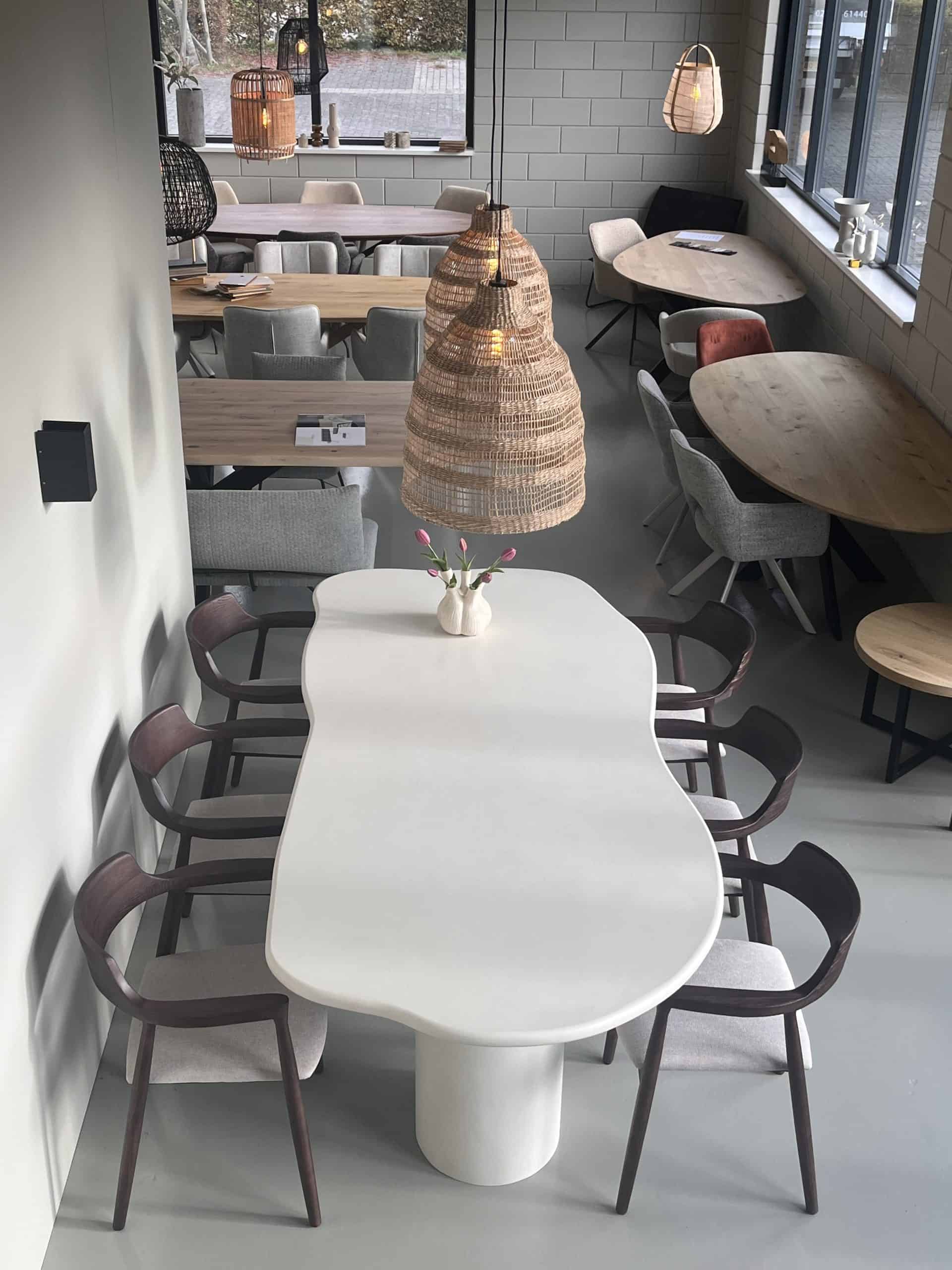 Betonlook Mortex Eettafel Cloud + 2 Ronde Poten