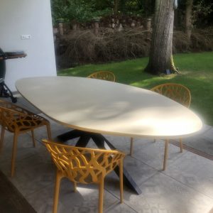 Organische betonlook mortex tafel met stalen poot