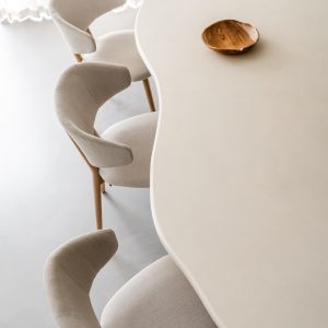 SB_24_7104 betonlook tafel organisch cloud vorm