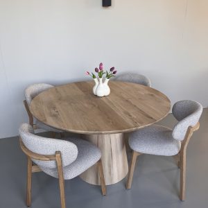 ronde eiken tafel met houten qone