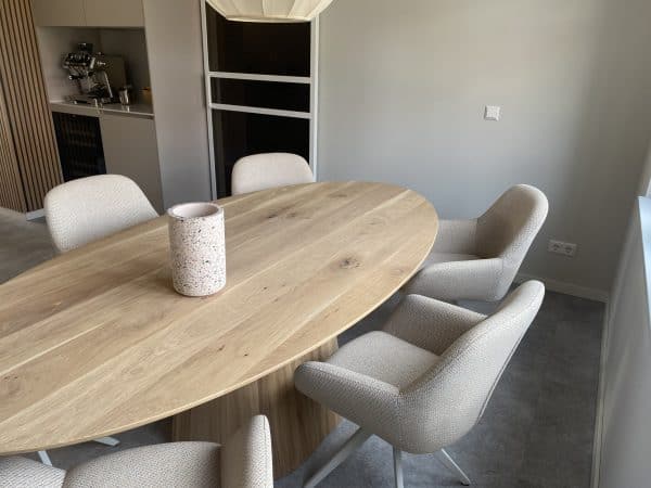 Ovale eiken tafel met eiken houten poot