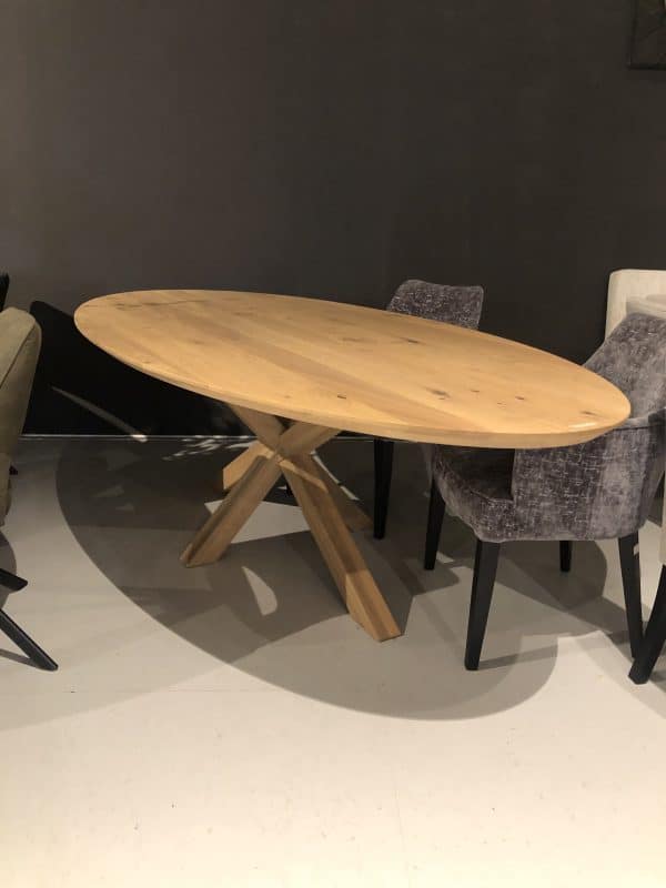 Ovale eiken tafel met eiken matrix poot