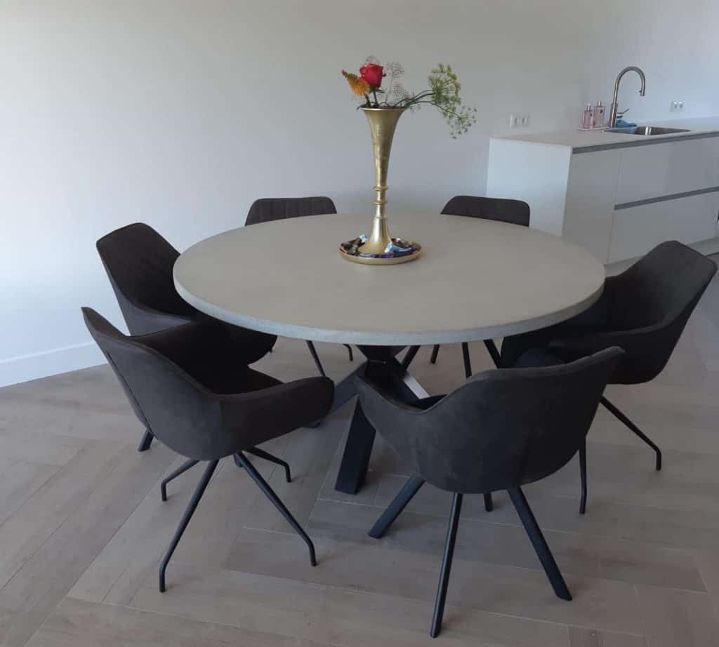Betonlook tafel rond met 6 stoelen