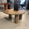 ronde eiken salontafel met ronde houten poten