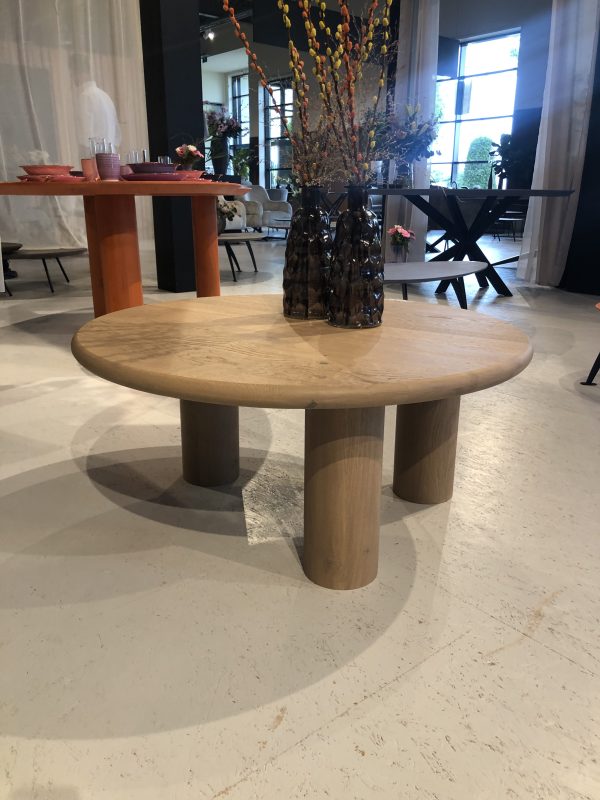 ronde eiken salontafel met ronde houten poten