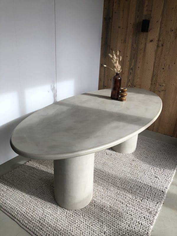 Betonlook mortex eettafel ovaal met twee ronde poten