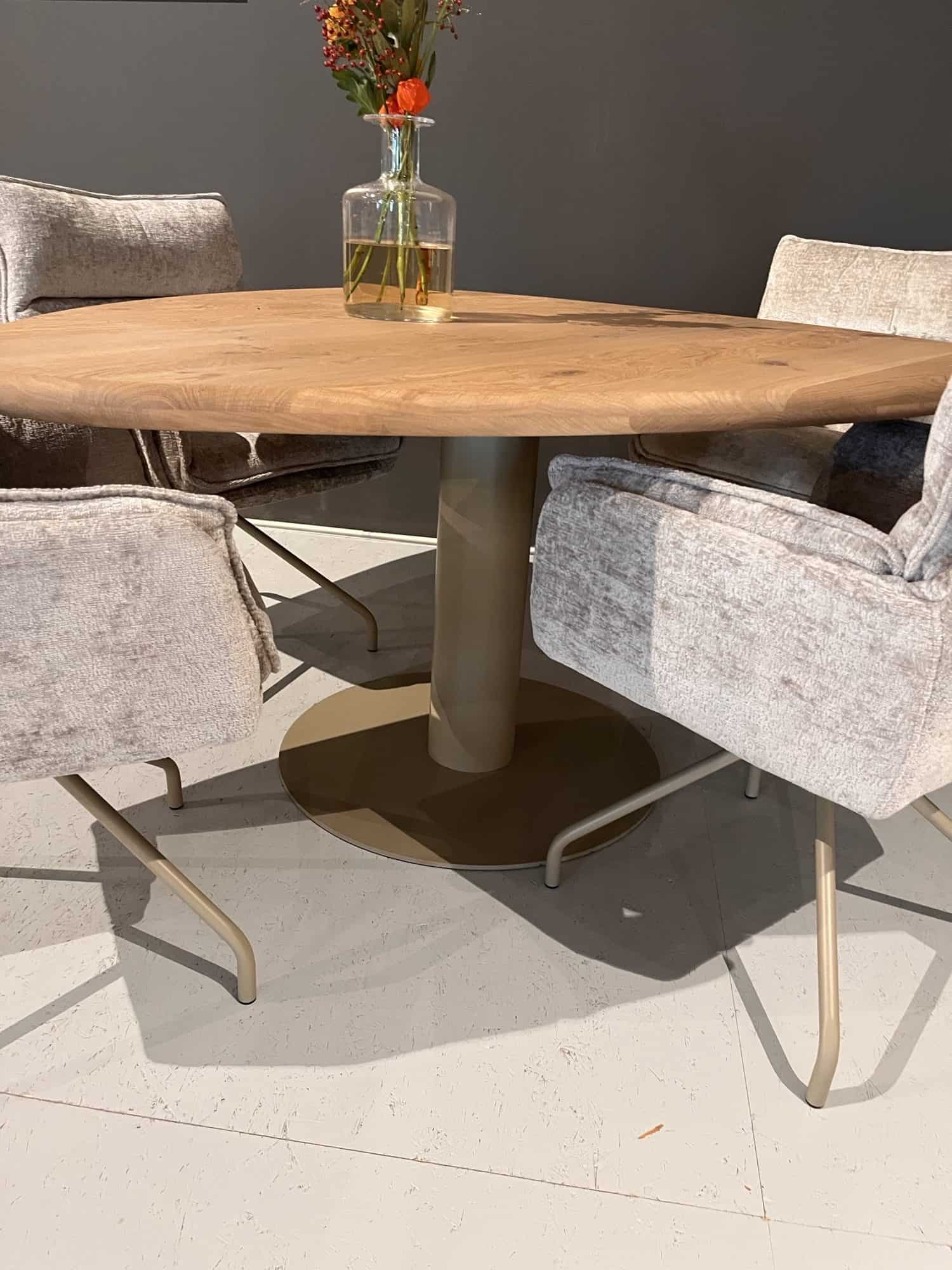 Eiken Eettafel Rond Organisch + Centrale Poot Staal