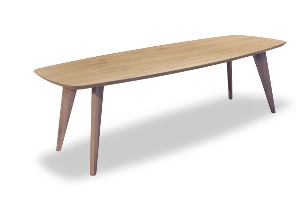 Deens ovale eiken eettafel met 4 schuine eiken poten