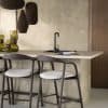 donker houten barstoel