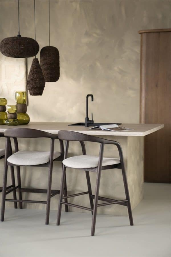 donker houten barstoel