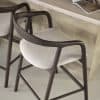 donker houten barstoel