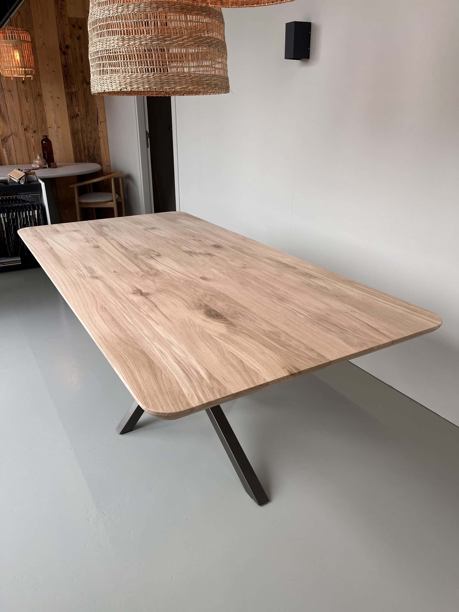 Eiken Eettafel Recht met Ronde Hoeken + Matrix Poot