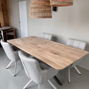 rechte eiken tafel met ronde hoeken