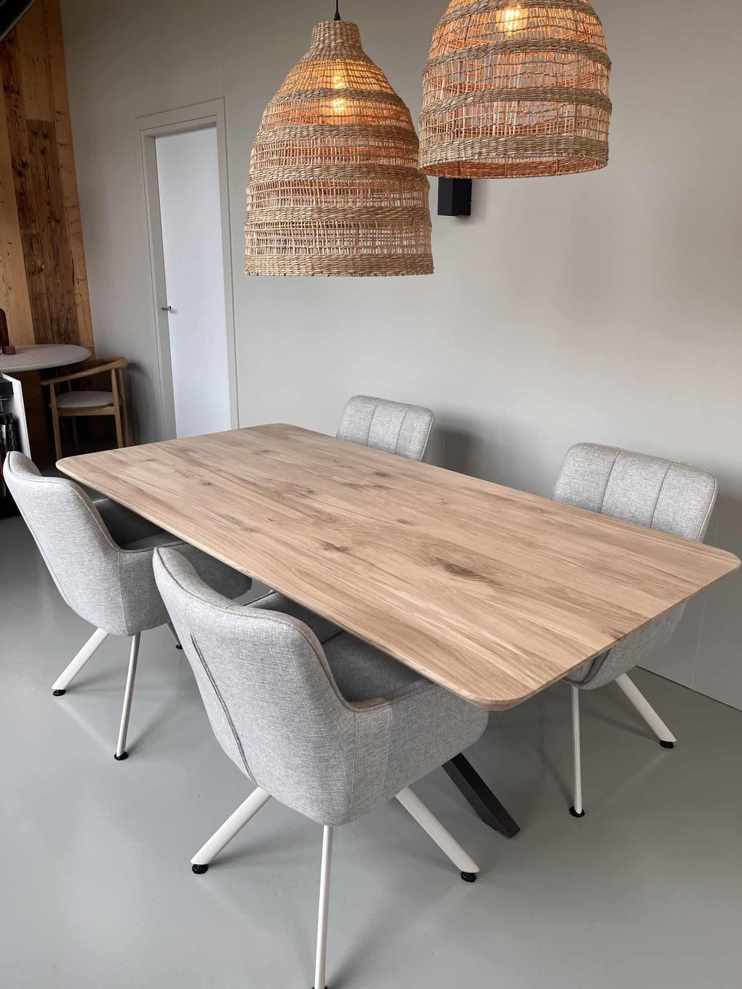 rechte eiken tafel met ronde hoeken