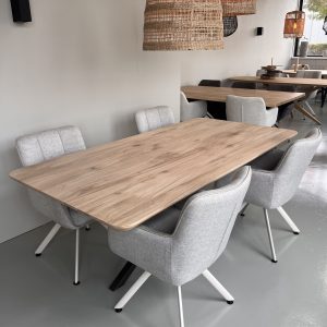 rechte eiken tafel met ronde hoeken