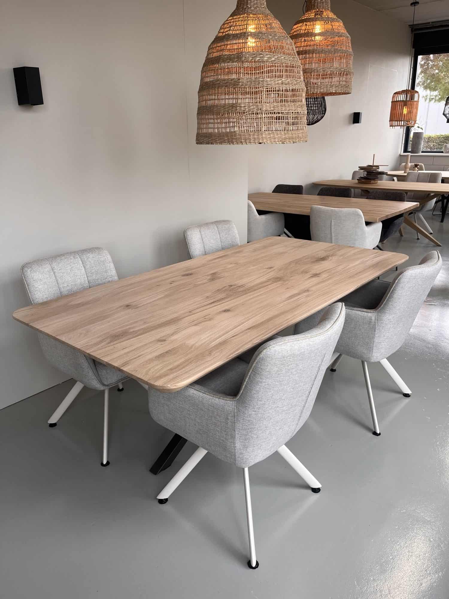 rechte eiken tafel met ronde hoeken