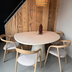 pebble betonlook tafel met houten eetkamerstoelen