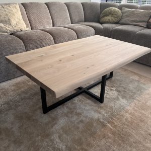 rechte eiken salontafel met boomstamranden