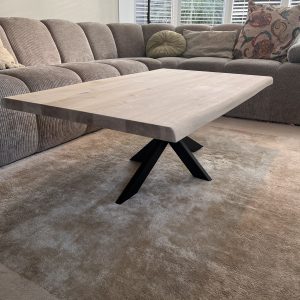 IMG_2007 eiken salontafel met boomstamkanten