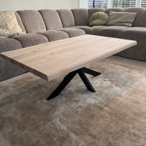 eiken salontafel met boomstamkanten