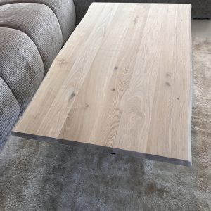 rechte eiken salontafel met boomstamranden rechte eiken salontafel met boomstamranden