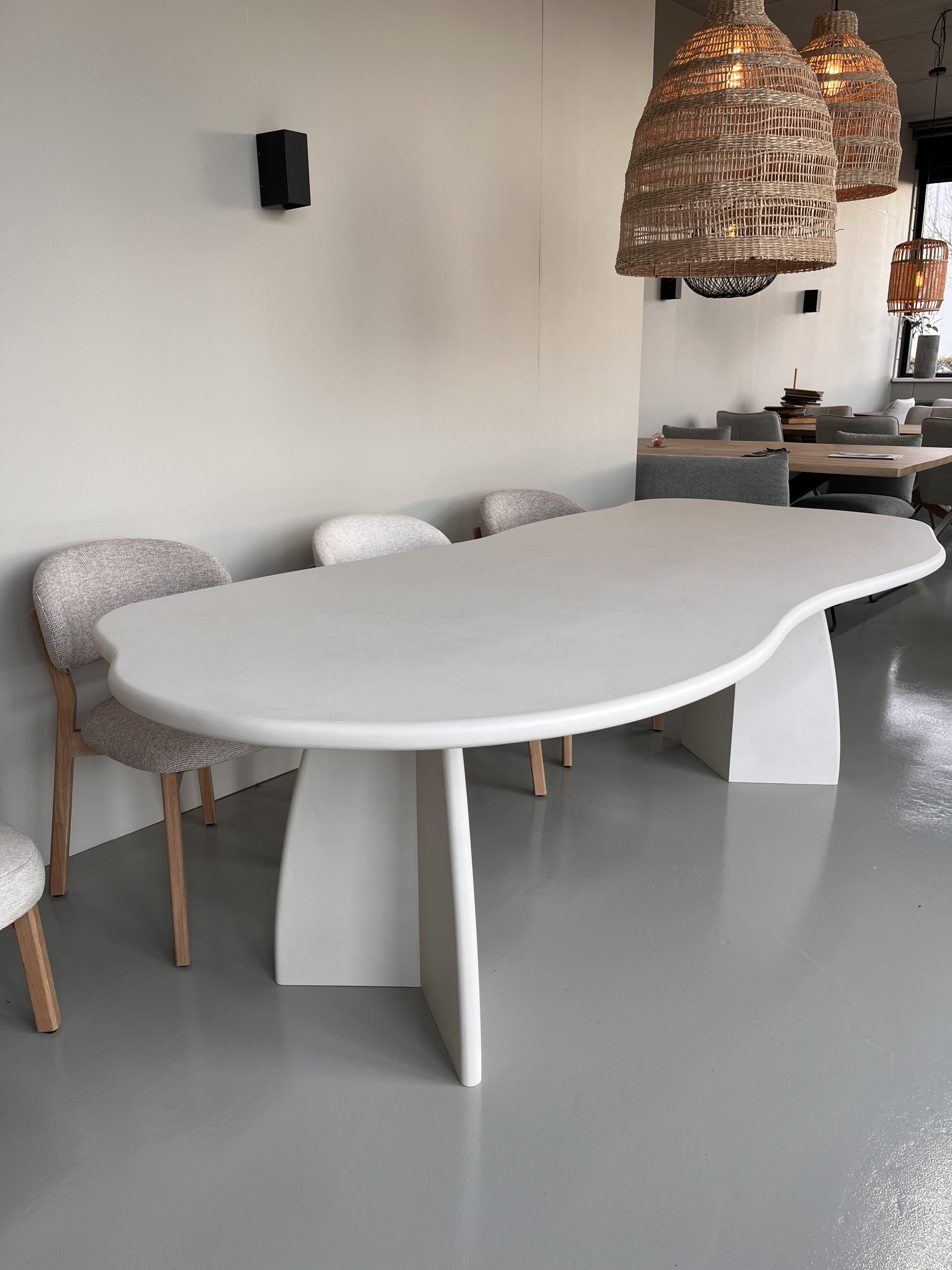 betonlook mortex cloud tafel met v poten