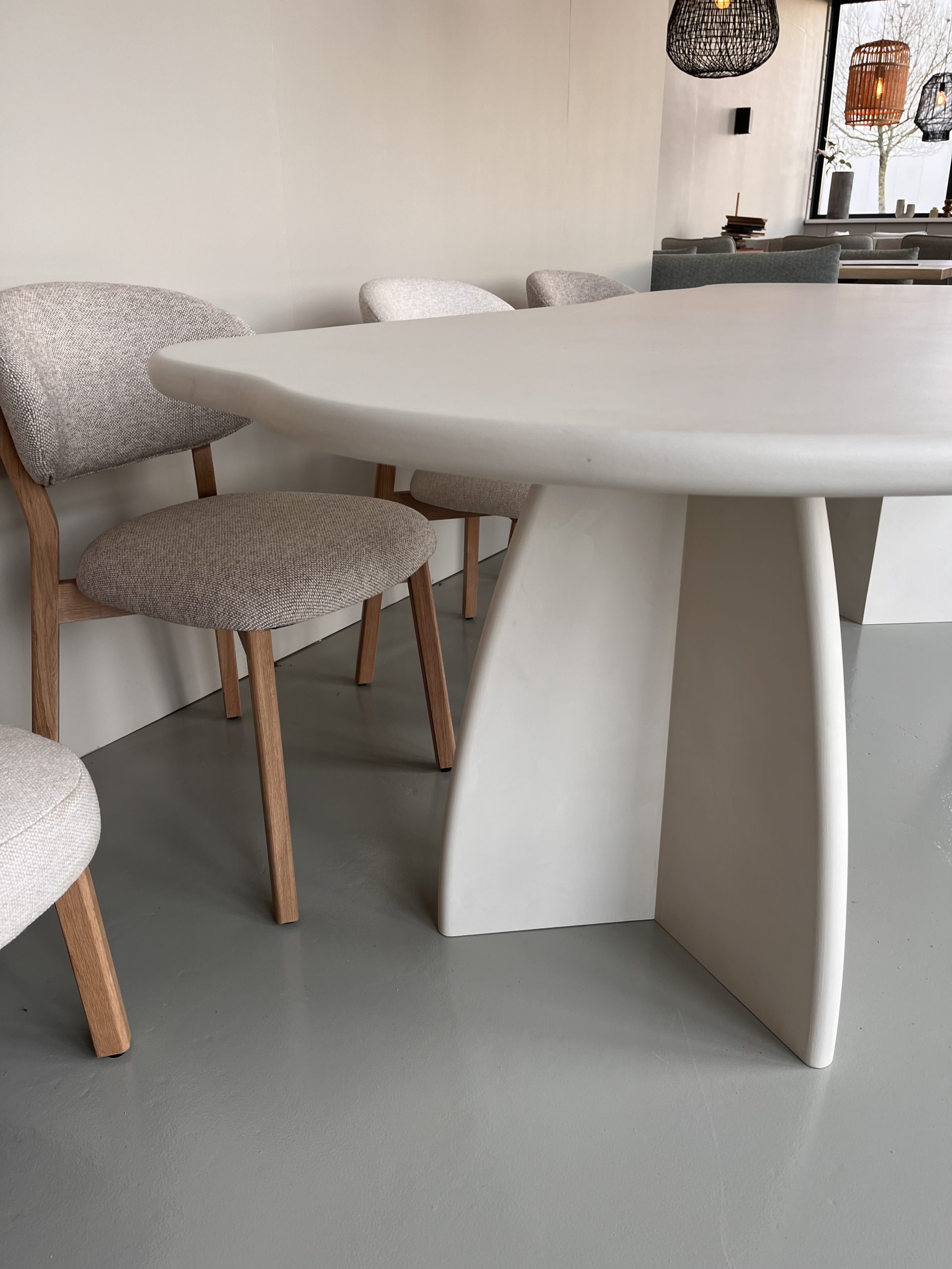 betonlook mortex cloud tafel met v poten