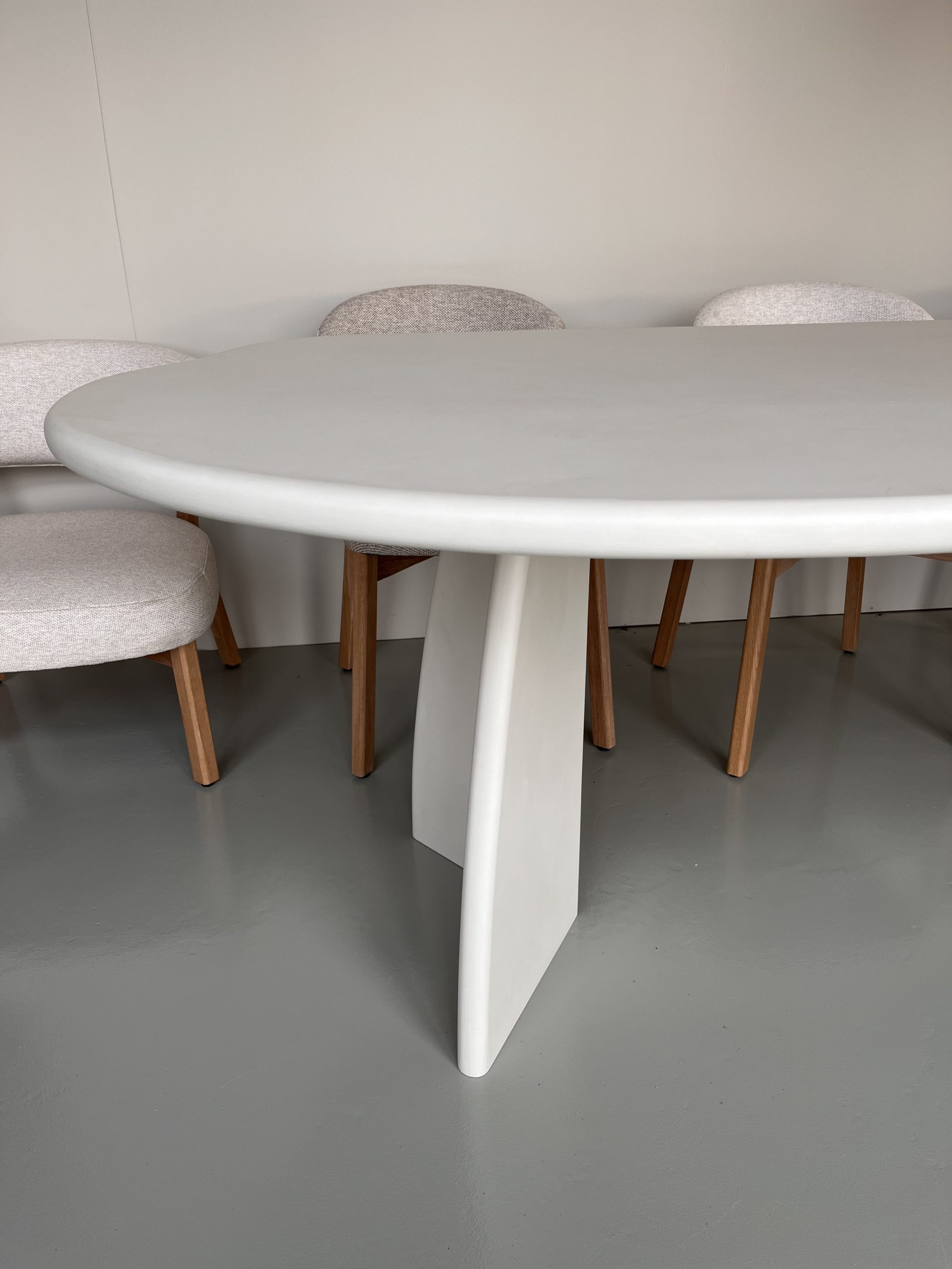 betonlook mortex cloud tafel met v poten
