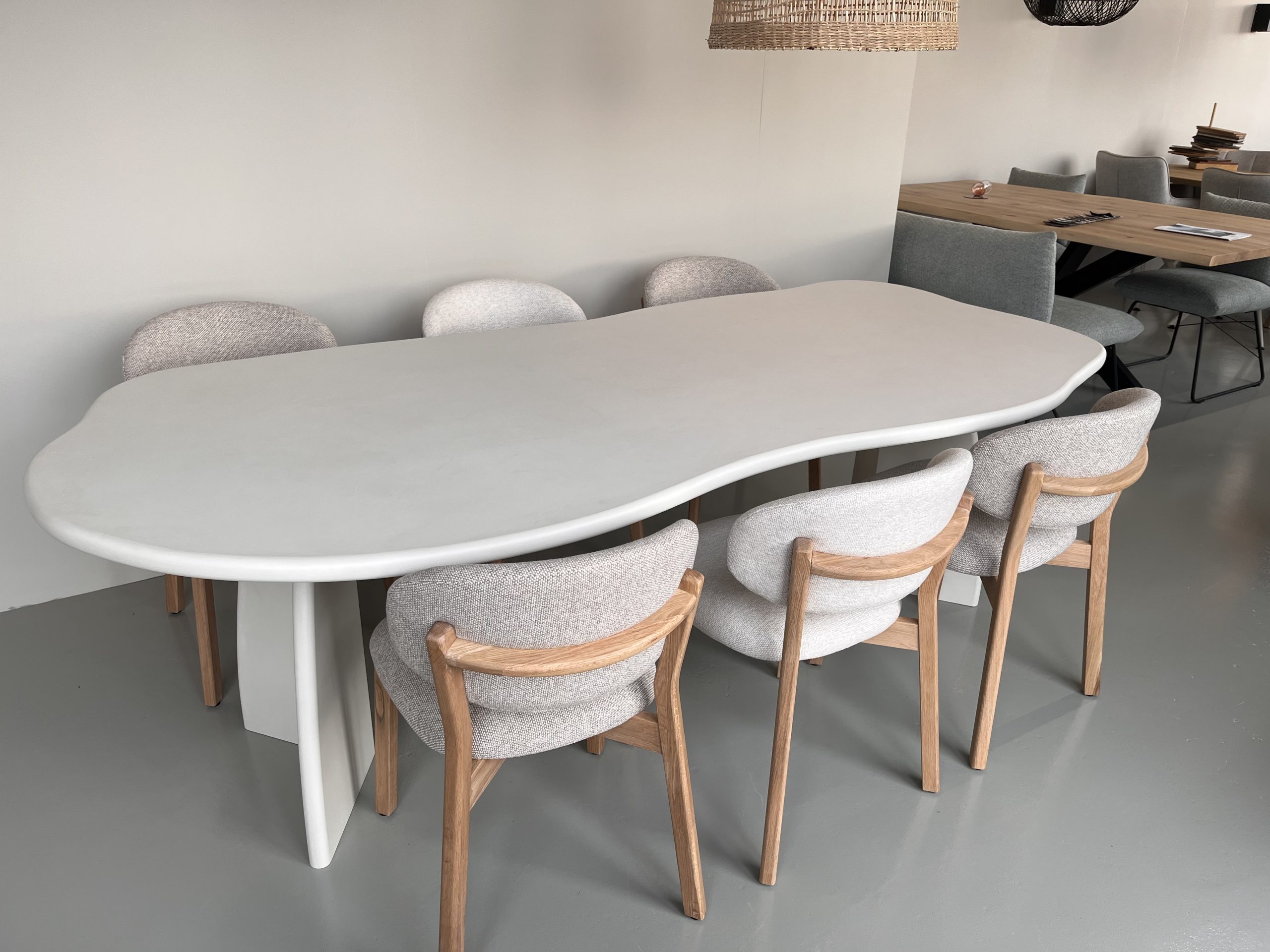 betonlook mortex cloud tafel met v poten