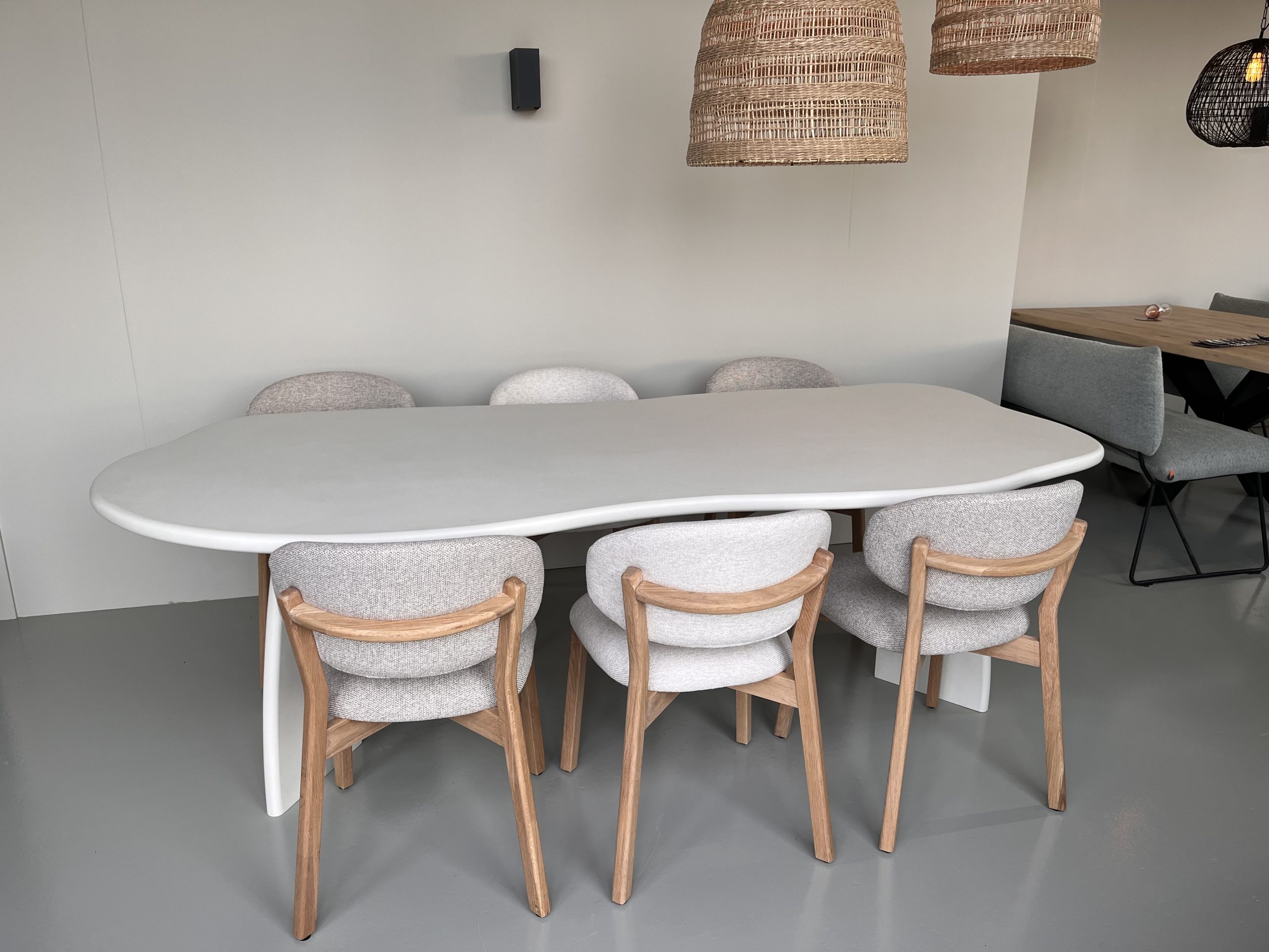 betonlook mortex cloud tafel met v poten