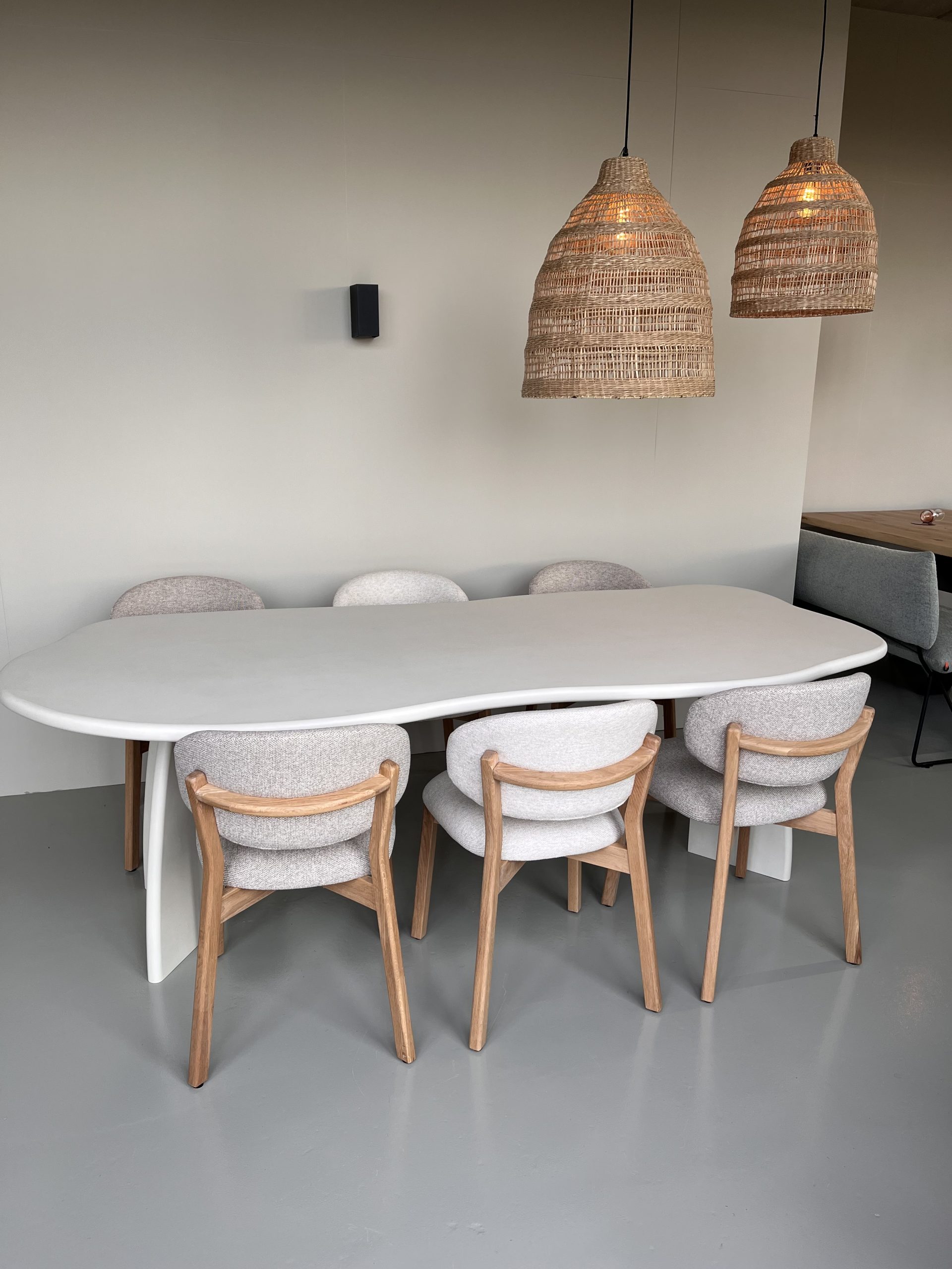 betonlook mortex cloud tafel met v poten