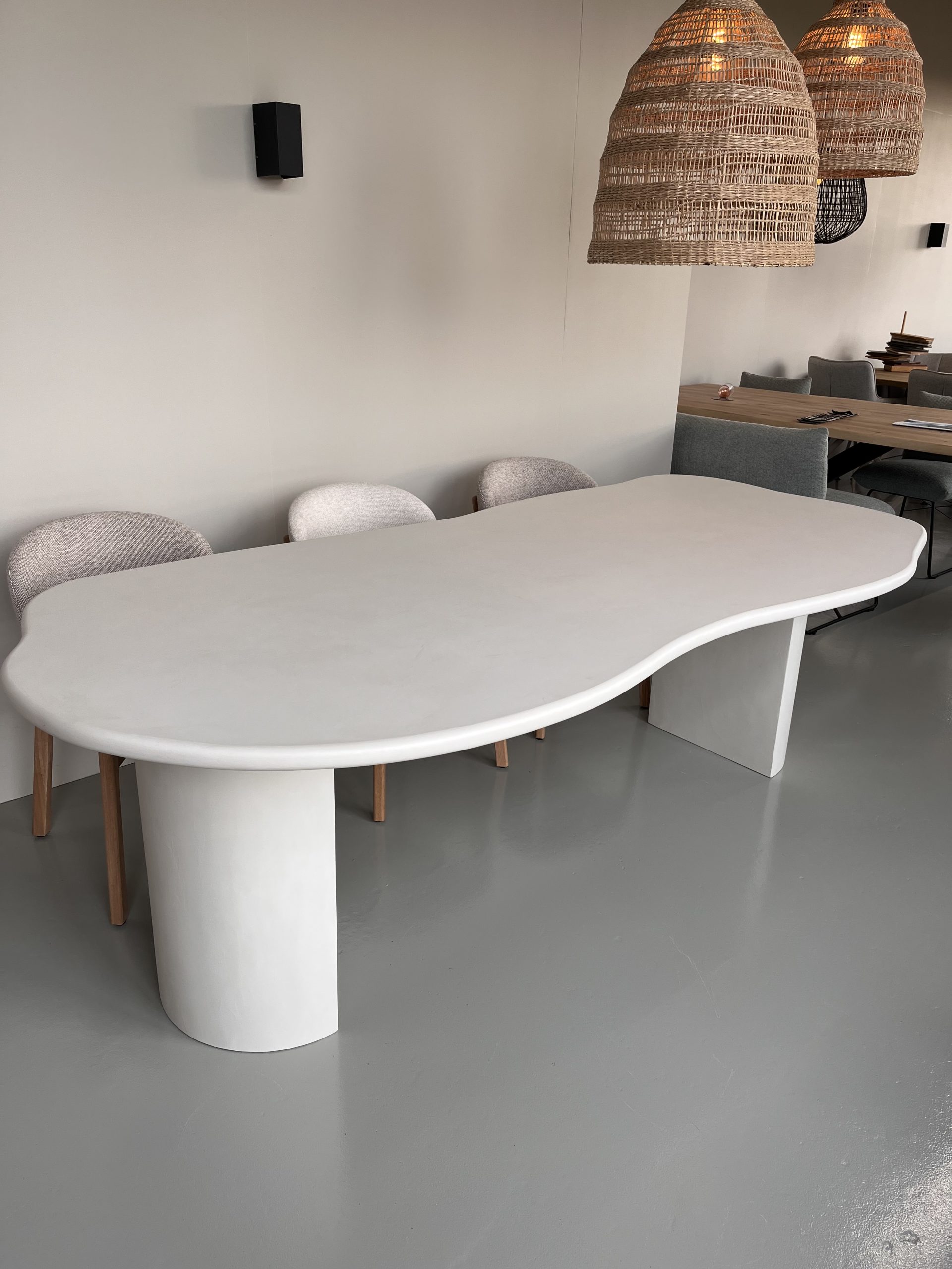 Betonlook Mortex Eettafel Cloud + 2 Half Ronde Poten