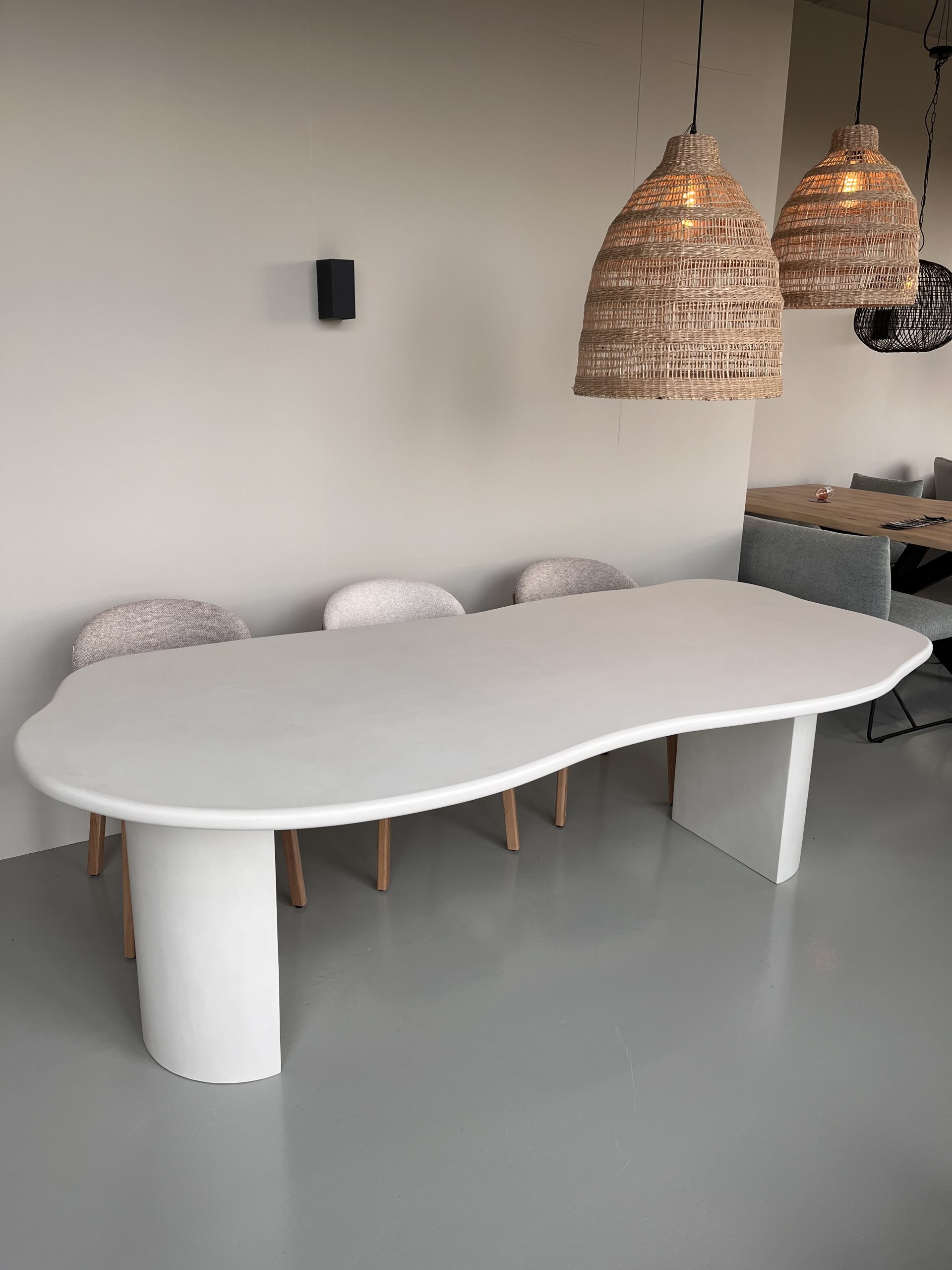 Betonlook Mortex Eettafel Cloud + 2 Half Ronde Poten