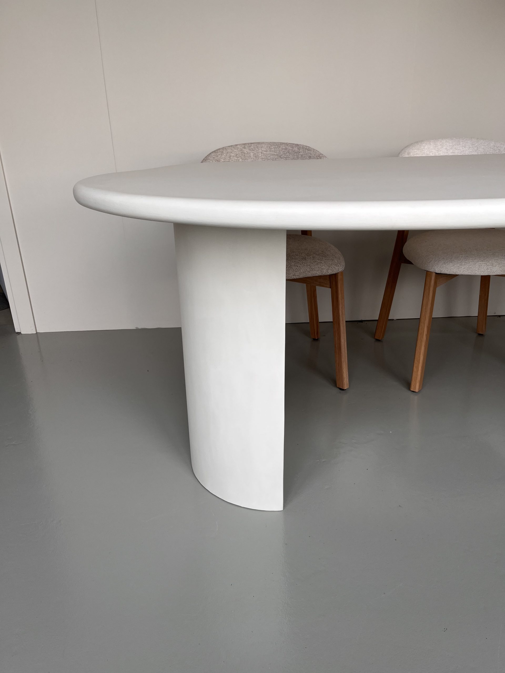 Betonlook Mortex Eettafel Cloud + 2 Half Ronde Poten