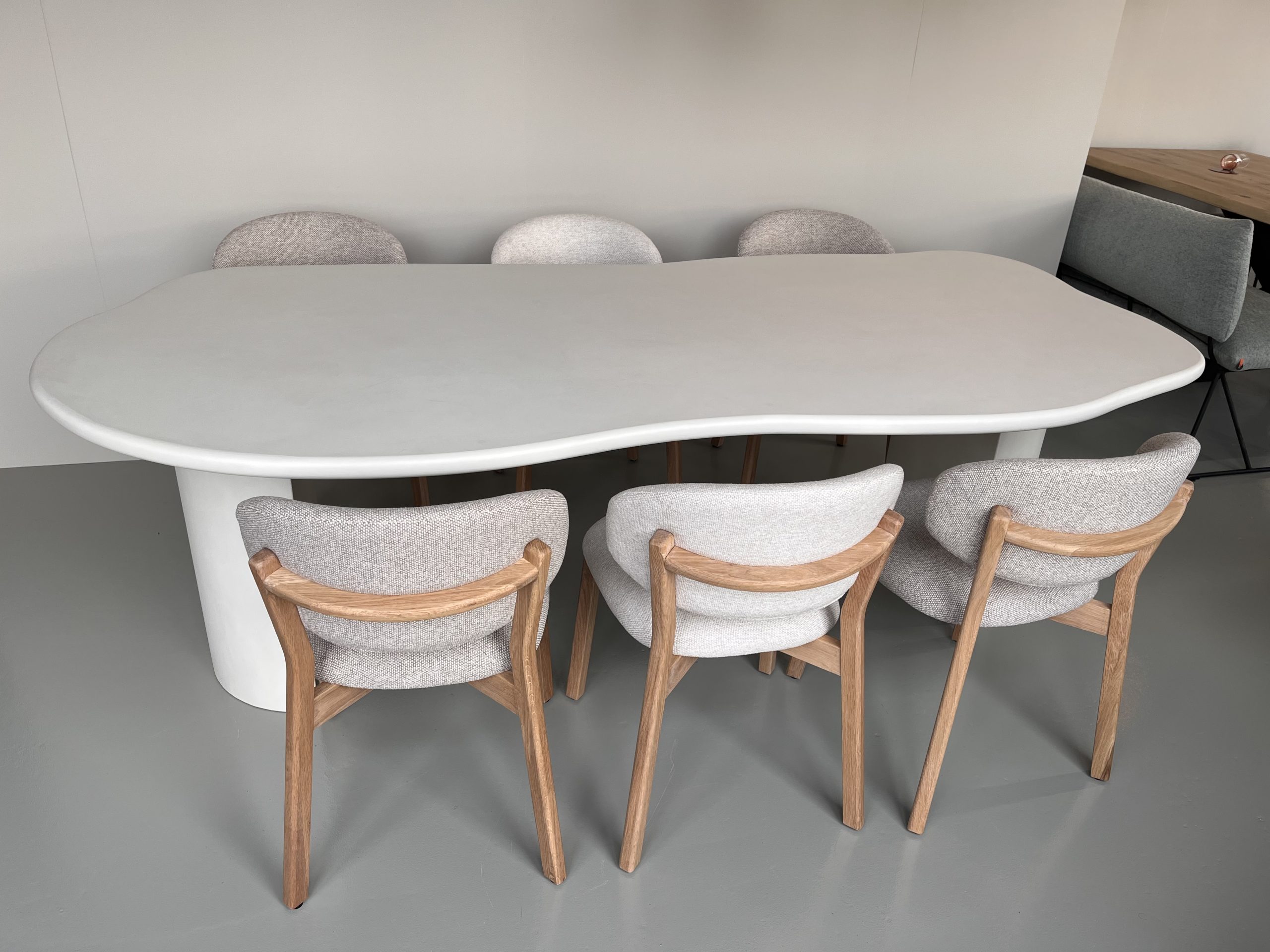 Betonlook Mortex Eettafel Cloud + 2 Half Ronde Poten