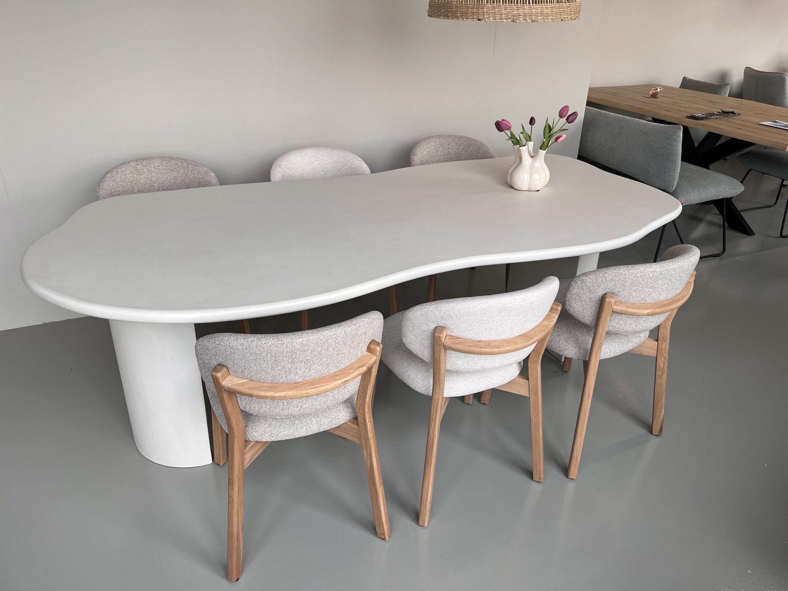 Betonlook Mortex Eettafel Cloud + 2 Half Ronde Poten
