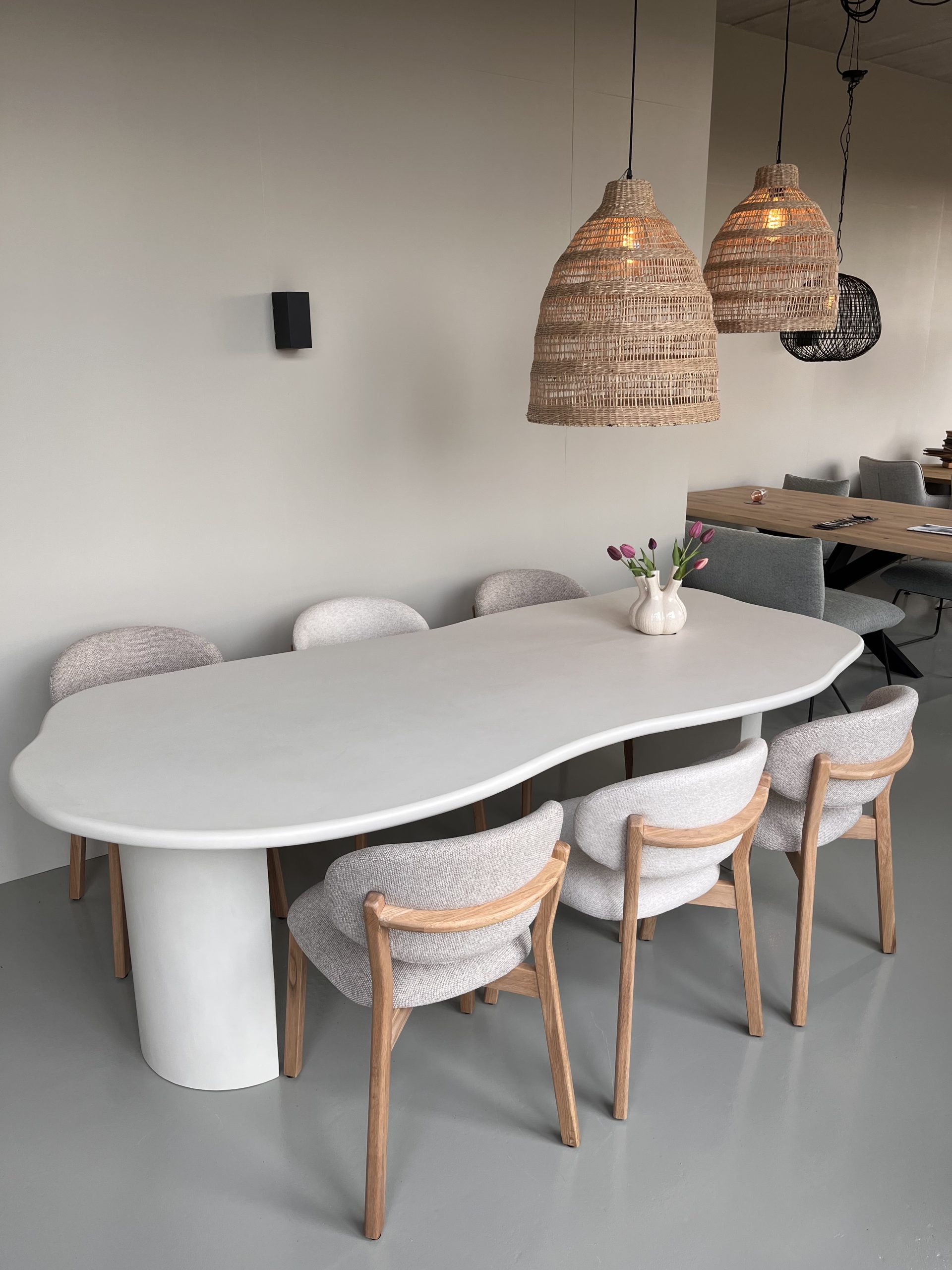 Betonlook Mortex Eettafel Cloud + 2 Half Ronde Poten