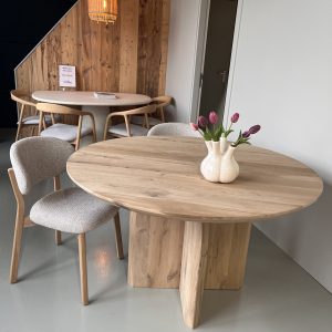 Ronde eiken tafel met facet rand en eiken poot